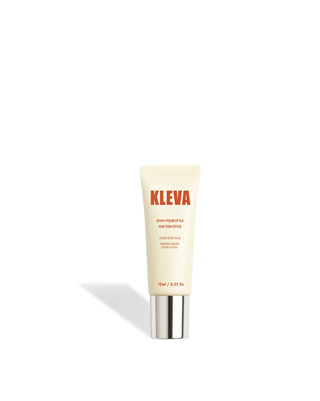 Tube de 10 ml de colle corporelle KLEVA avec bouchon argenté. L’inscription sur le tube indique "Ose ton style" et "Adhésif liquide pour la peau".