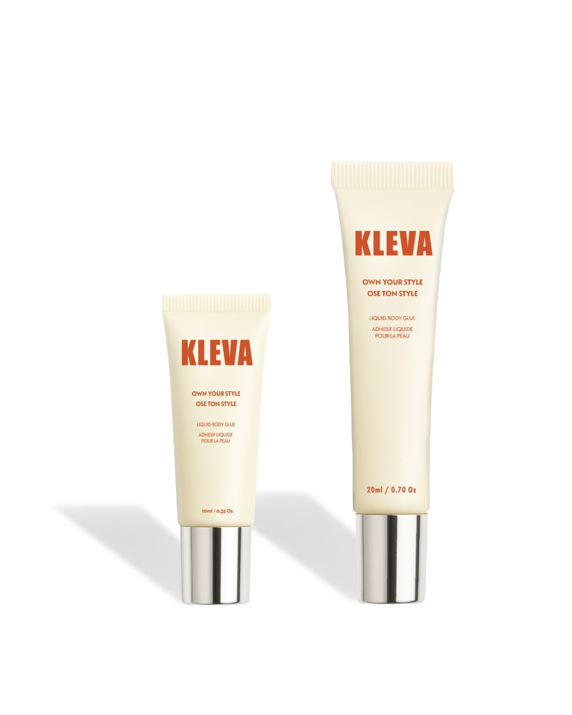 Colle corporelle liquide KLEVA présentée en deux formats, tubes de 10 ml et 20 ml, avec un design crème élégant et bouchons métalliques. Adhésif invisible pour des tenues parfaitement maintenues.