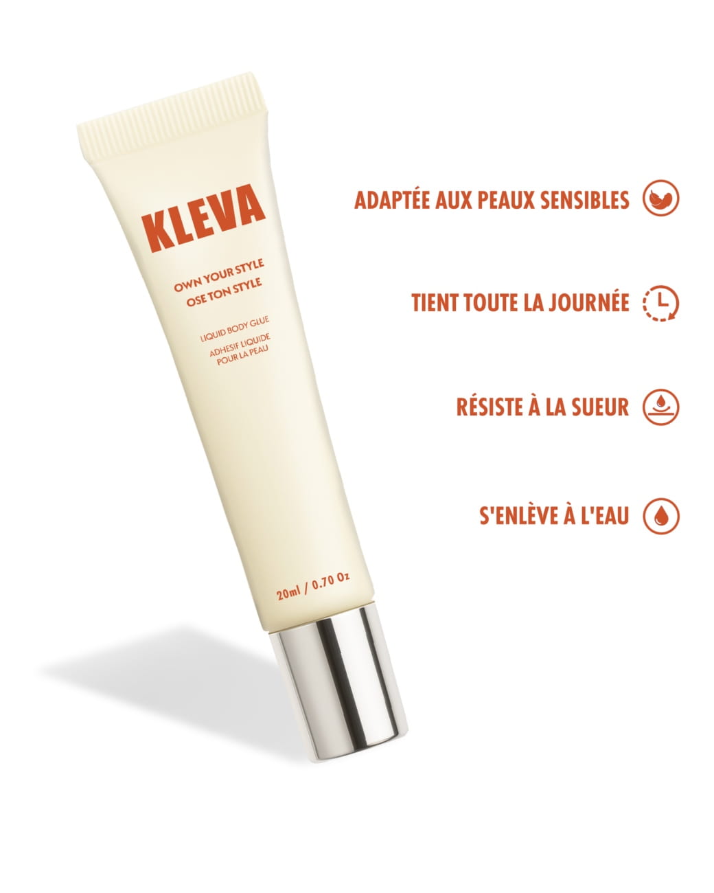 Tube de 20 millilitres de colle corporelle KLEVA avec bouchon argenté, présenté avec ses principaux avantages : convient aux peaux sensibles, tient toute la journée, résiste à la transpiration et se rince à l’eau.